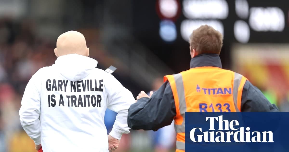 萨尔福德主场遭场地入侵，‘加里·内维尔是叛徒’标语引发争议