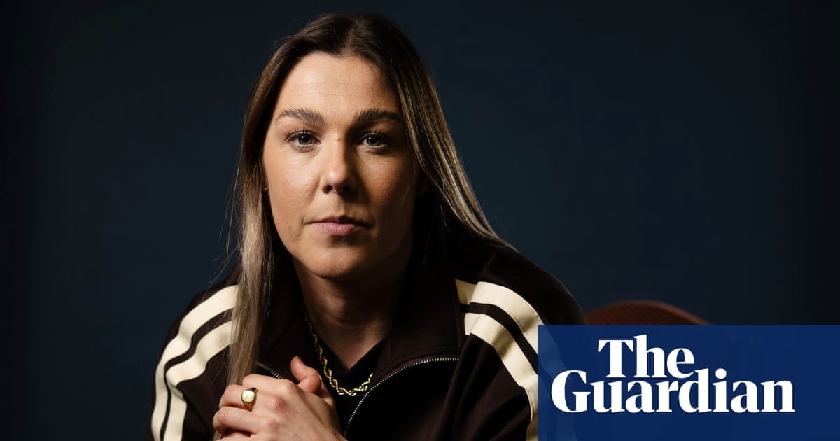 厄普斯承认书中风波带来苦涩教训，仍称尊重维格曼并与她对话