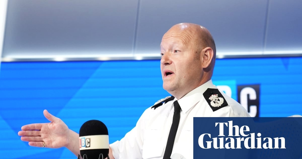 西米德兰茨警察局长坚持任职 内政部长催促辞职因禁令马卡比球迷事件引发信任危机