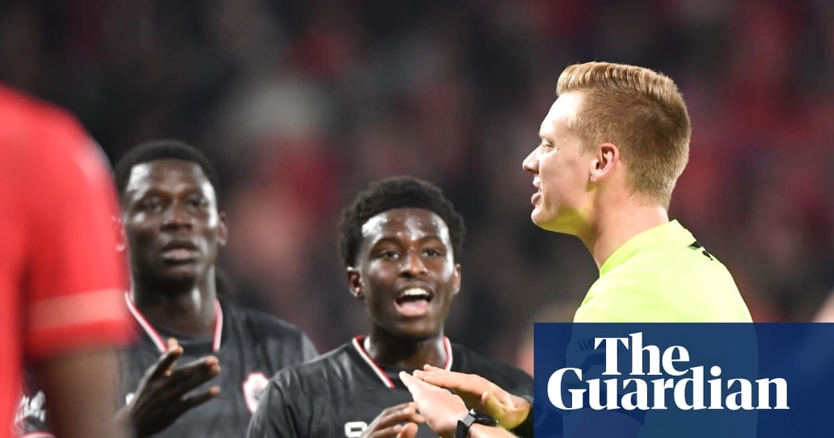 塑料杯击中裁判致比甲比赛87分钟中止，周一无观众补时